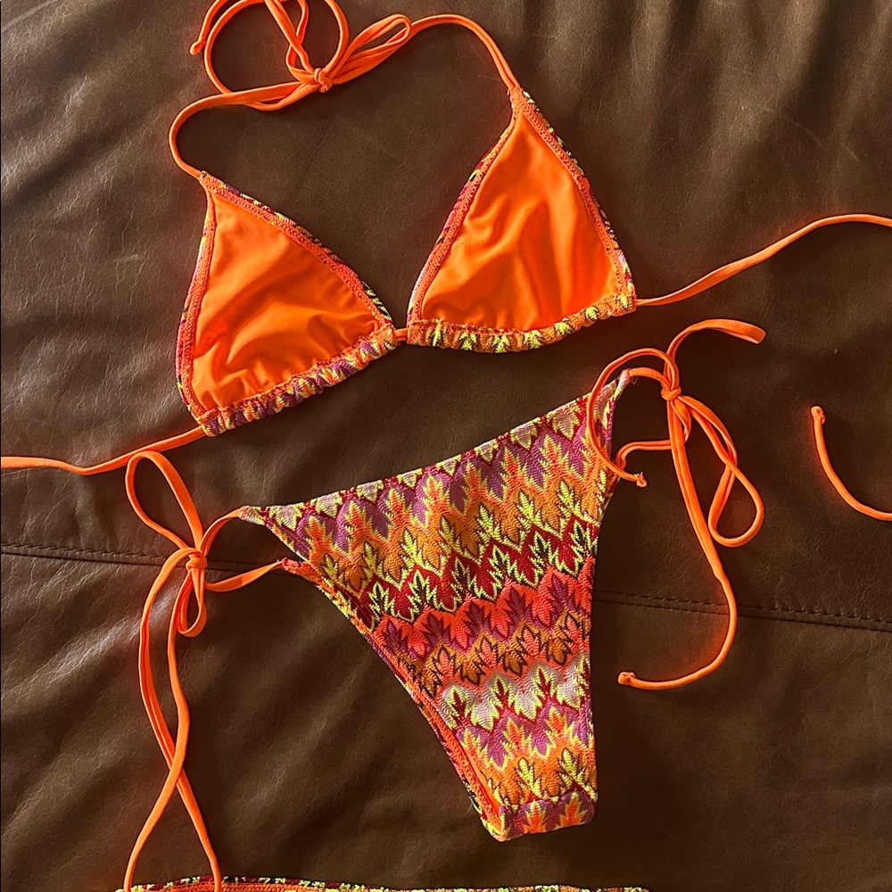 Bikini - Picture 3 of 4